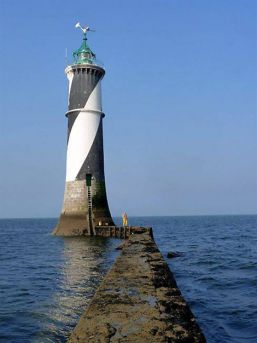 Le phare du Four si caractéristique, a été construit en 1818, sur le Plateau du Four.